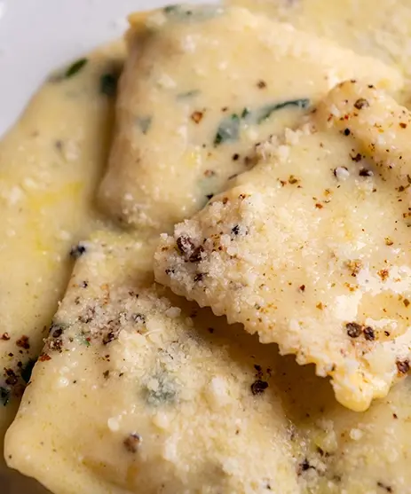 Ravioli di ricotta e spinaci a cacio e pepe con menta romana (specialità di renato dal 1998)